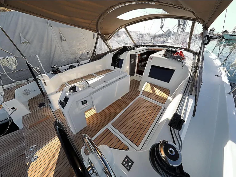 Wynajem Żaglowiec Jeanneau z patentem 