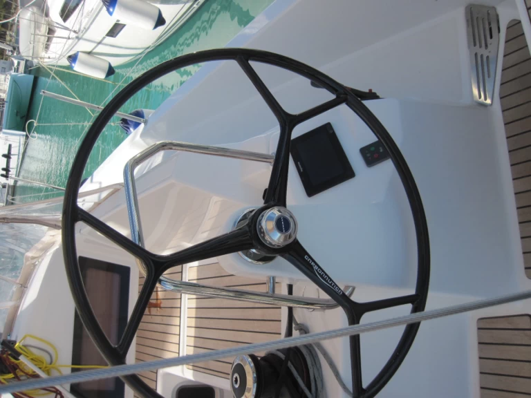 Wynajem Żaglowiec Jeanneau z patentem 