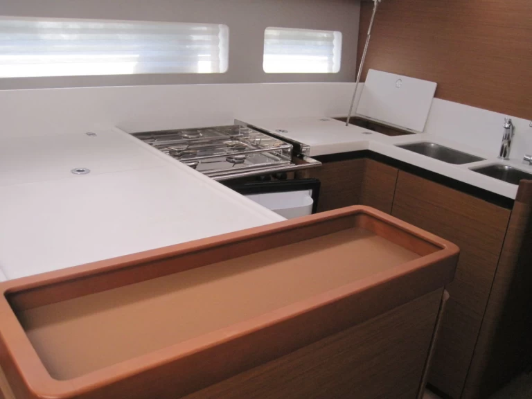 Jeanneau Sun Odyssey 440 między profesjonalistami a osobami prywatnymi w Capo d'Orlando