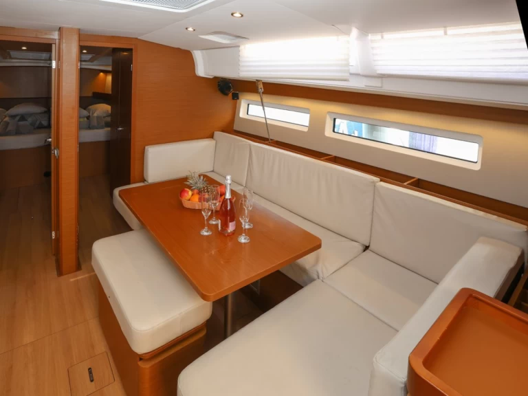 Wynajem Żaglowiec Jeanneau z patentem 