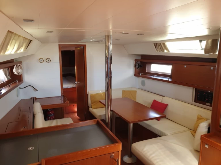 Żaglowiec do wynajmu w Alimos w najlepszej cenie