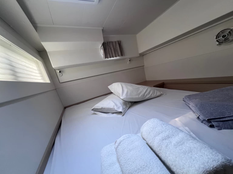 Wynajmij Katamaran z lub bez skippera Lagoon w Volos