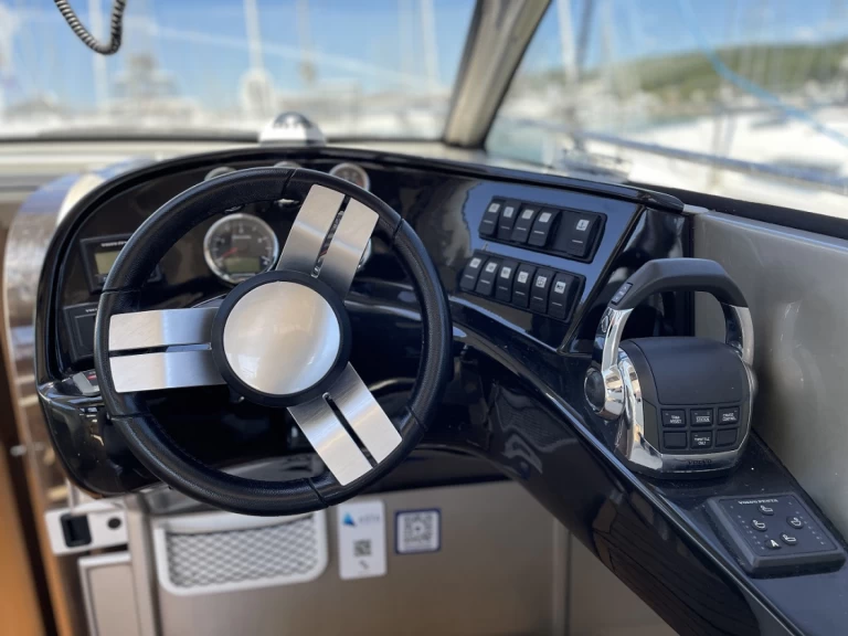 Wynajem Motorówka Grginić z patentem 