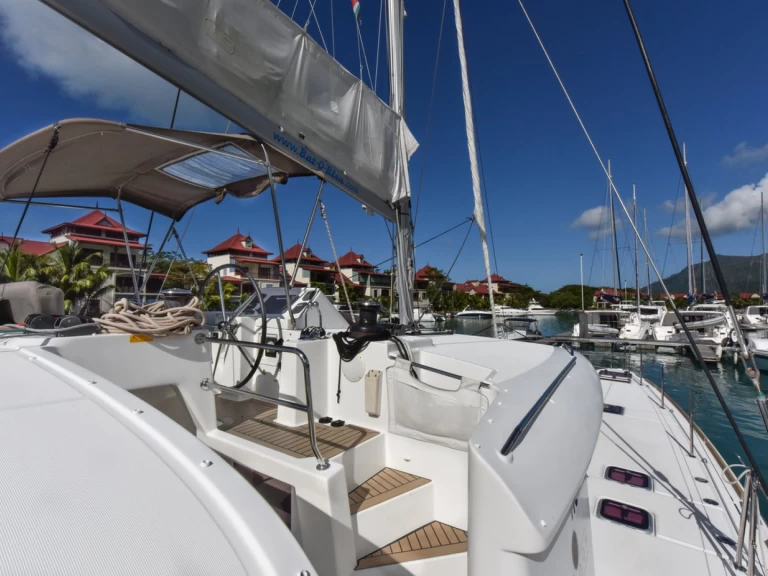 Lagoon Lagoon 450 między profesjonalistami a osobami prywatnymi w Havelock Island