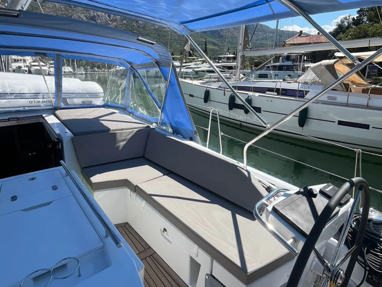 Wynajem Żaglowiec Bénéteau z patentem 