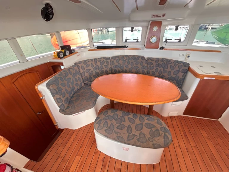 Wynajem łodzi Airlie Beach tanio Lagoon 380