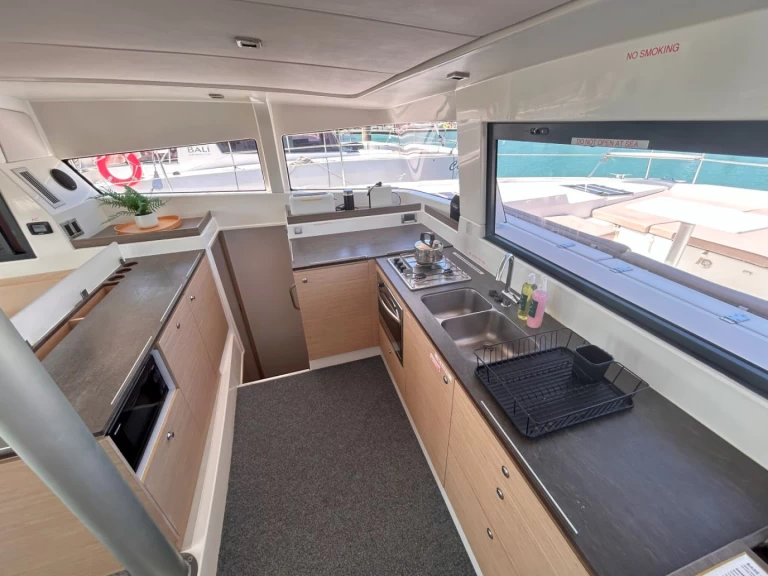 Wynajem łodzi Airlie Beach tanio Bali 4.3