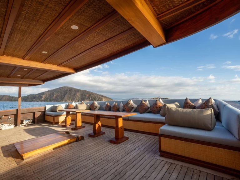 Wynajmij Luksusowy jacht z lub bez skippera  w Labuan Bajo