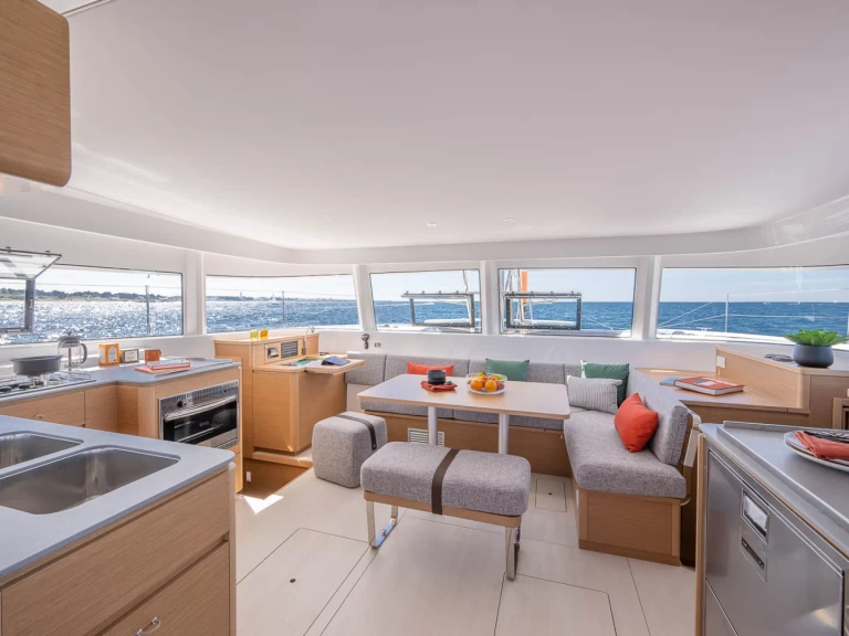 Bénéteau Excess 14 między profesjonalistami a osobami prywatnymi w Le Marin