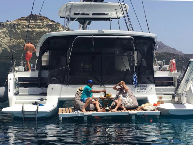 Lagoon Lagoon 51 między profesjonalistami a osobami prywatnymi w Alimos