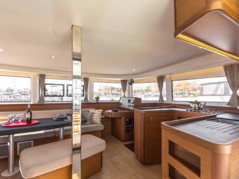 Wynajmij Lagoon Lagoon 42 w Alimos