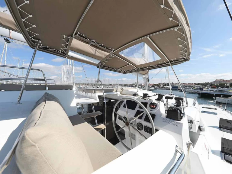 Fountaine Pajot Saona 47 między profesjonalistami a osobami prywatnymi w Biograd na Moru