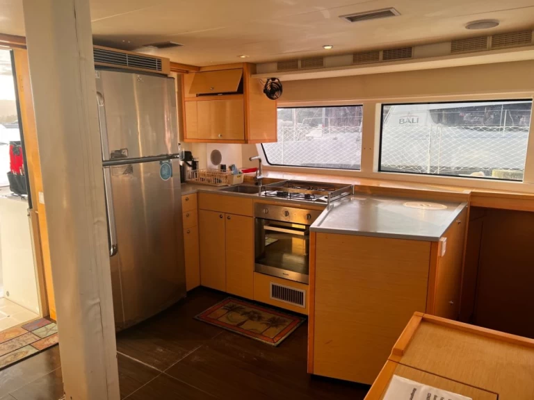 Wynajem Katamaran Lagoon z patentem 