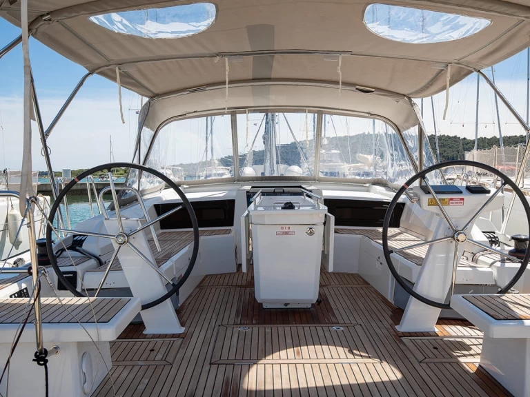 Wynajem Żaglowiec Bénéteau z patentem 