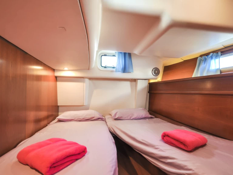 Wynajem Żaglowiec Jeanneau z patentem 