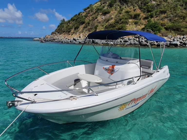 Jeanneau Cap Camarat 650 między profesjonalistami a osobami prywatnymi w Marigot