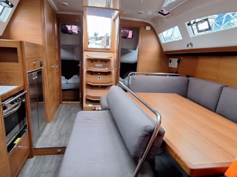 Elan Impression 45.1 między profesjonalistami a osobami prywatnymi w Trogir