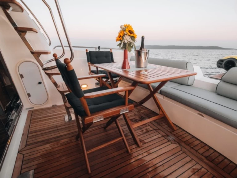 Wynajmij Sunseeker Manhattan 48 Fly w Kastel Gomilica