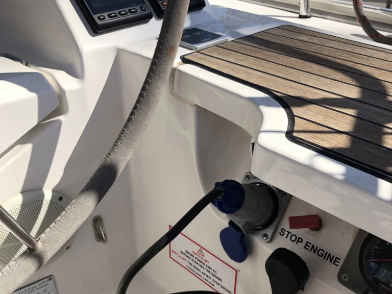 Żaglowiec do wynajmu w Alimos w najlepszej cenie