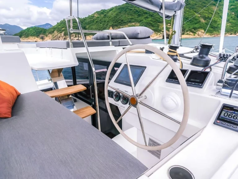 Wynajem Katamaran Fountaine Pajot z patentem 
