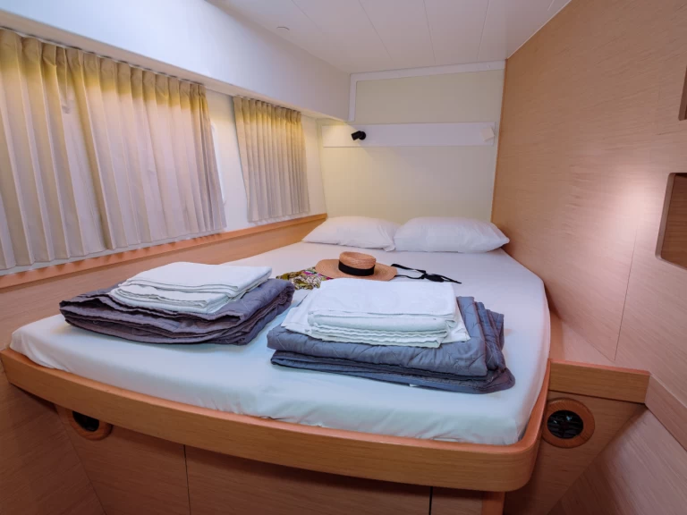 Lagoon Lagoon 42 między profesjonalistami a osobami prywatnymi w Kos