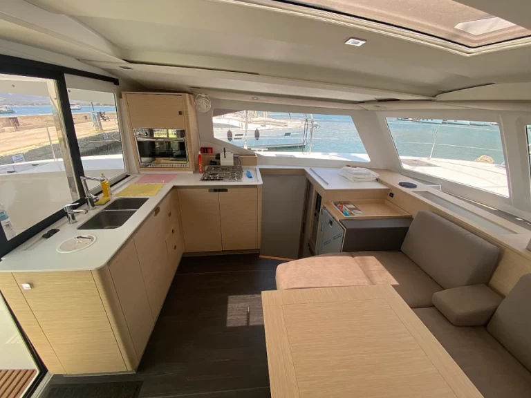 Wynajem Katamaran Fountaine Pajot z patentem 