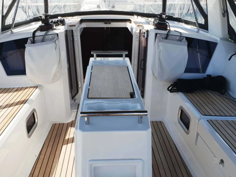 Wynajem Żaglowiec Bénéteau z patentem 