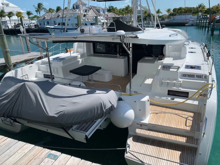 Wynajem Katamaran Lagoon z patentem 