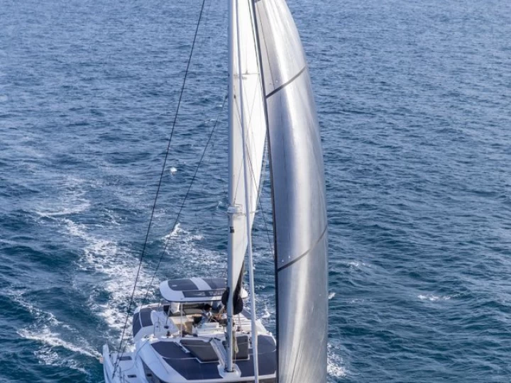 Lagoon Lagoon 51 między profesjonalistami a osobami prywatnymi w Road Town