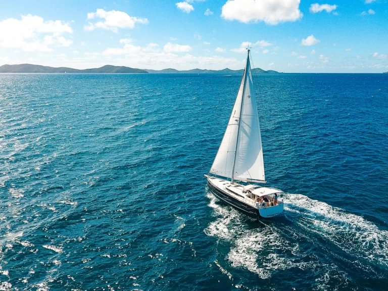 Jeanneau Sun Odyssey 490 między profesjonalistami a osobami prywatnymi w Road Town