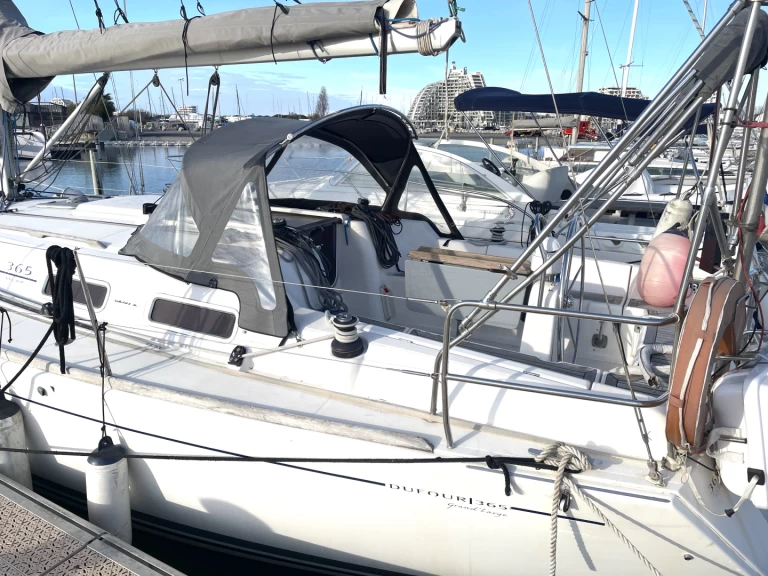 Dufour Dufour 365 Grand Large między profesjonalistami a osobami prywatnymi w Port-Camargue
