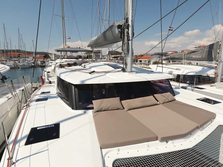 Fountaine Pajot Lucia 40 między profesjonalistami a osobami prywatnymi w Murter-Kornati