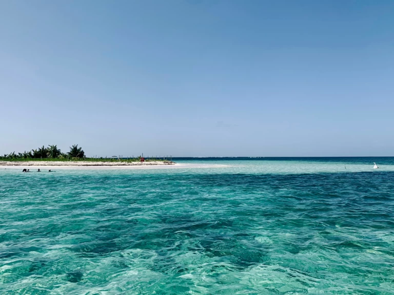 Łódż półsztywna do wynajmu w Pointe-à-Pitre w najlepszej cenie