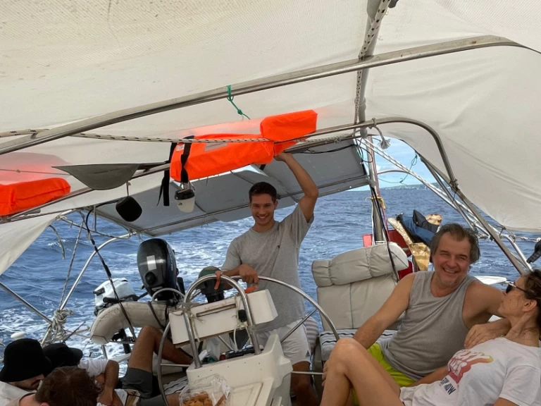 Wynajem Żaglowiec Bénéteau z patentem 