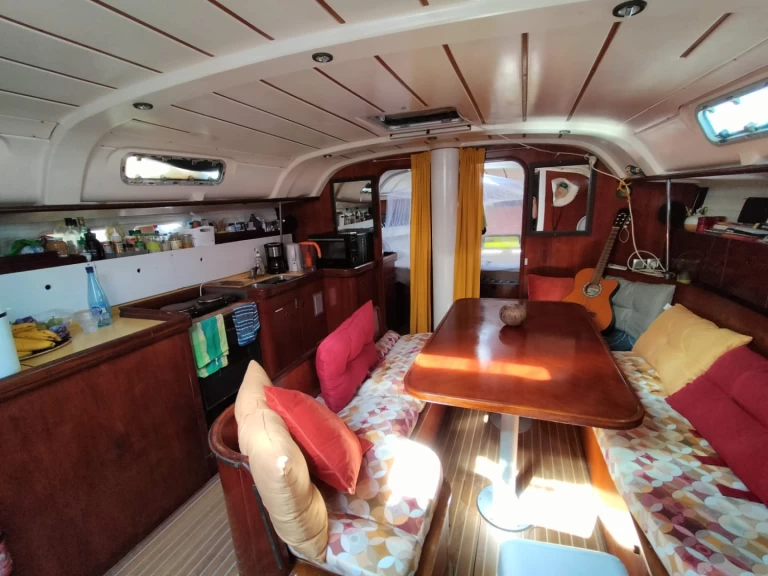 Wynajem Żaglowiec Bénéteau z patentem 