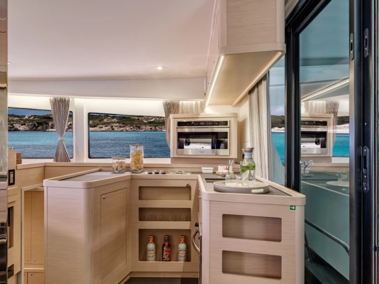 Wynajmij Katamaran z lub bez skippera Lagoon w Mahé