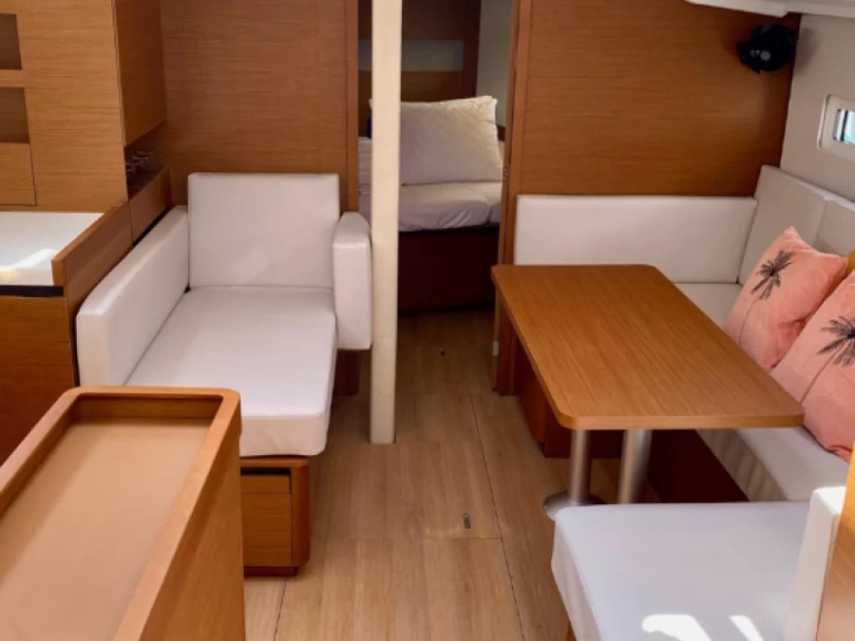 Wynajem Żaglowiec Jeanneau z patentem 