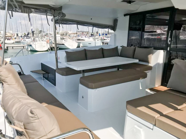 Wynajmij Katamaran z lub bez skippera Fountaine Pajot w Tivat