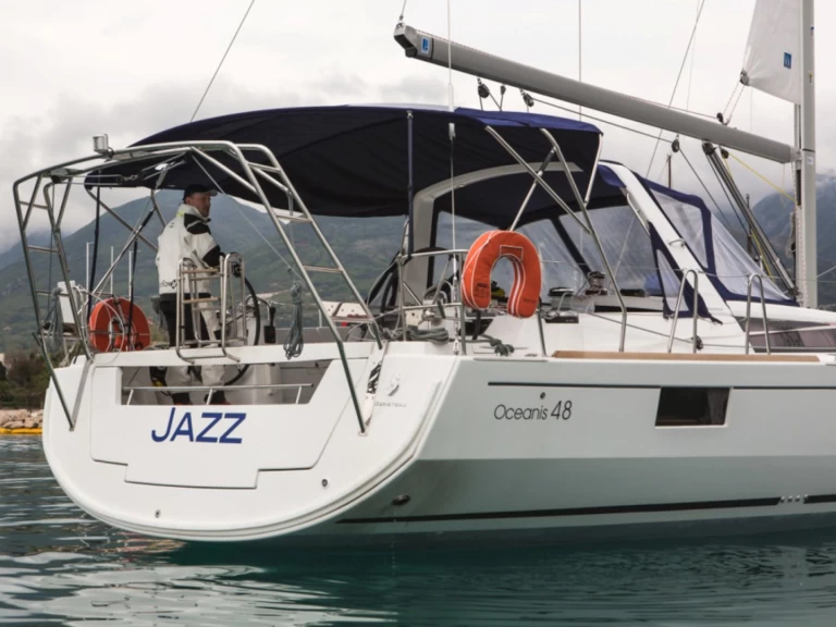 Bénéteau Oceanis 48 między profesjonalistami a osobami prywatnymi w Tivat