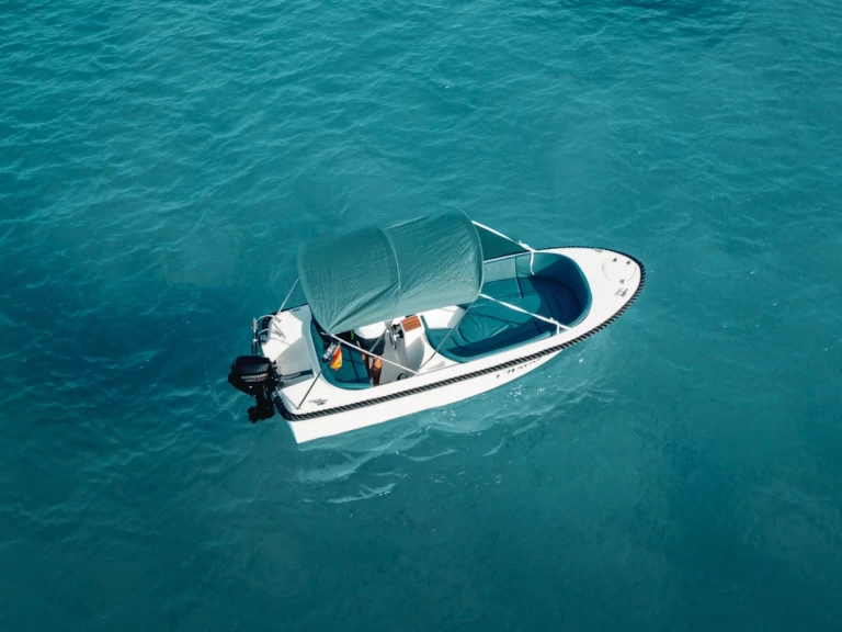 Wynajem Motorówka Polyester Yacht z patentem 