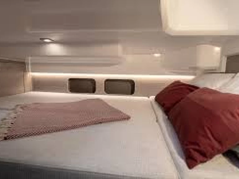 Wynajmij Jeanneau Cap Camarat 9.0 WA w Makarska