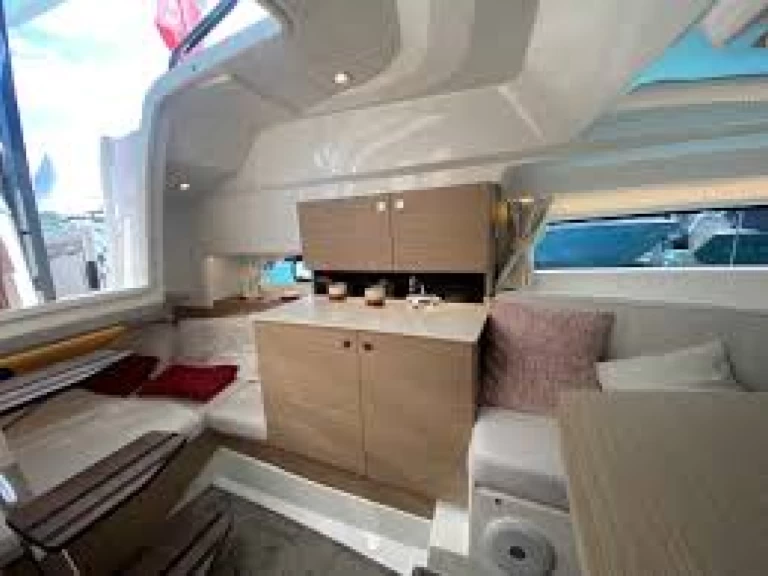 Wynajem łodzi Makarska tanio Cap Camarat 9.0 WA