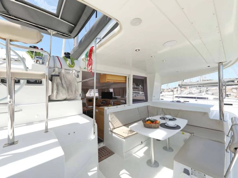 Wynajem Katamaran Lagoon z patentem 