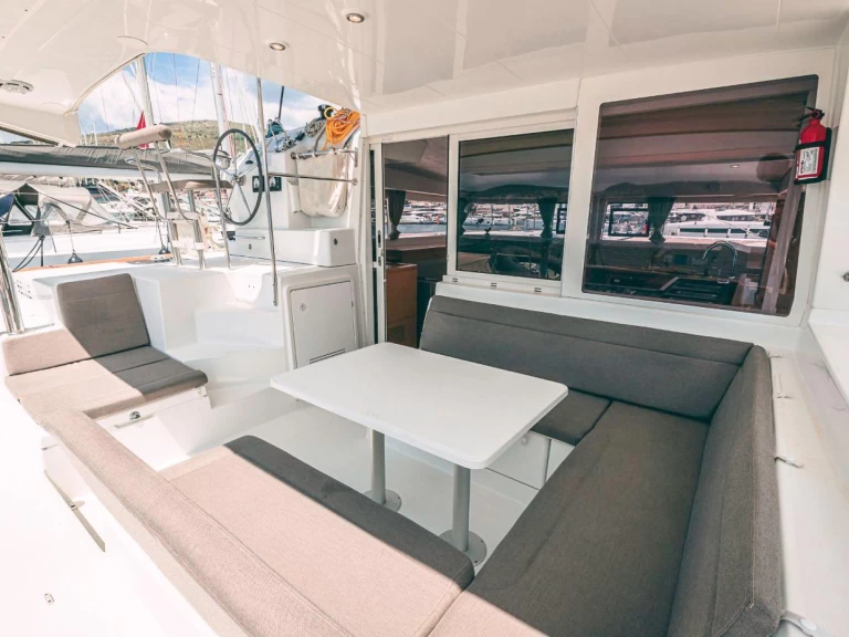 Wynajem Katamaran Lagoon z patentem 