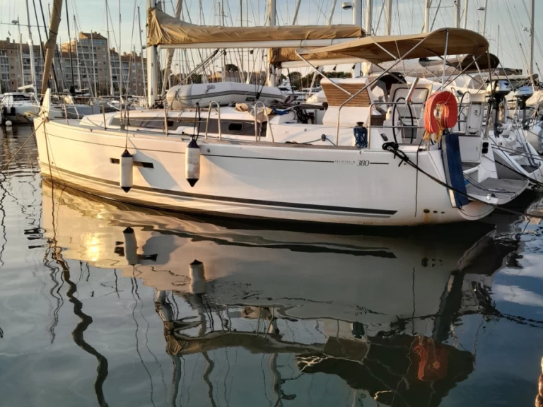 Dufour Dufour 380 Grand Large między profesjonalistami a osobami prywatnymi w Hyeres