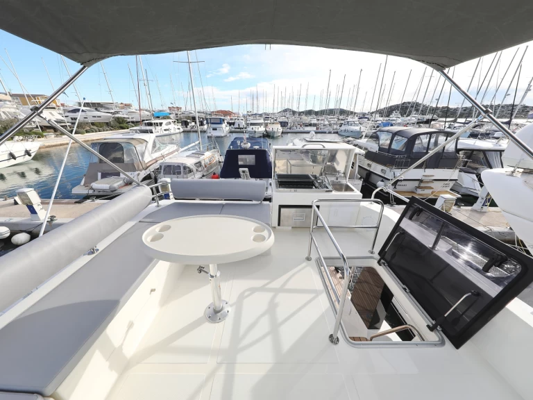 Cobra Yachts Seamaster 45 między profesjonalistami a osobami prywatnymi w Tribunj