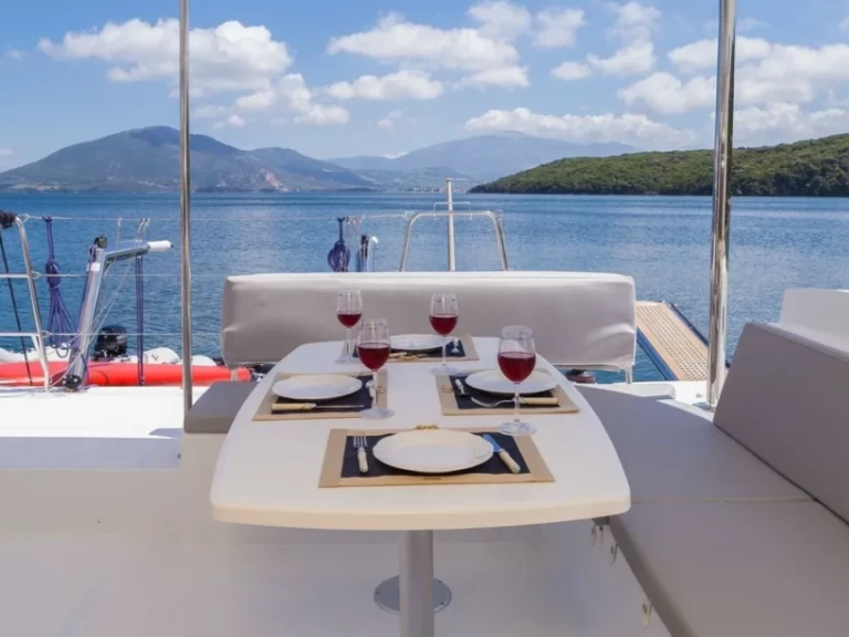 Lagoon Lagoon 450 F między profesjonalistami a osobami prywatnymi w Nikiána