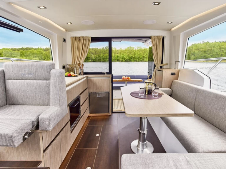 Wynajem Motorówka Sealine z patentem 