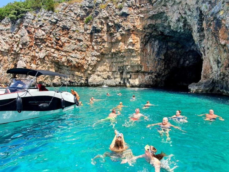 Okiboats Barracuda 545 Open między profesjonalistami a osobami prywatnymi w Kotor