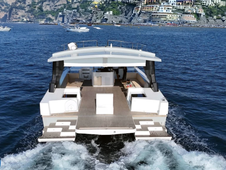 Wynajem łodzi Positano tanio CAT SB380
